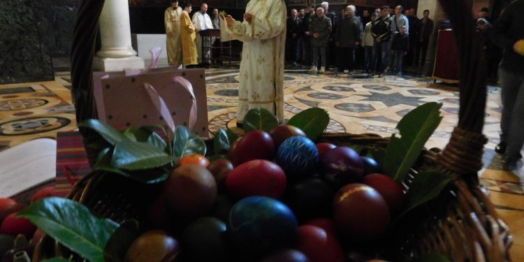 Vaskršnja ponoćna Liturgija u crkvi Svetog Đorđa na Oplencu