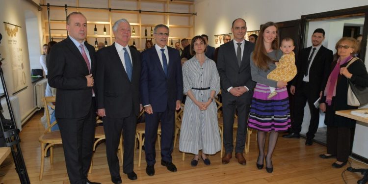 Ambasador Kipra u poseti staroj školi u Topoli