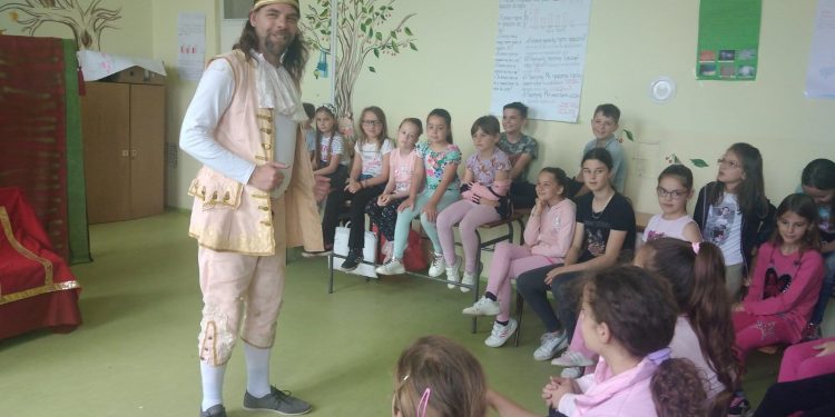 Kulturni centar Topola organizovao gostovanje pozorišta “Zvezdica” iz Zrenjanina, u školama “Milan Blagojević” u Natalincima i “Sestre Radović” u Belosavcima
