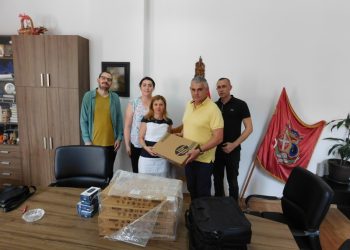 Predsednik opštine Topola, Vladimir Radojković predao je danas predstavnicima Centra za socijalni rad Topola pet laptop računara
