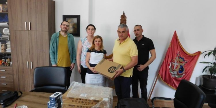 Predsednik opštine Topola, Vladimir Radojković predao je danas predstavnicima Centra za socijalni rad Topola pet laptop računara