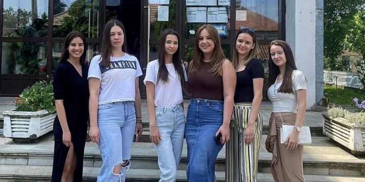 Danas su u opštini Topola nagrađeni učenici nosioci Vukove diplome, đak generacije i učenici koji su ostvarili zapažene rezultate na Okružnim i Republičkim takmičenjima