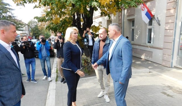 Ministarka za brigu o porodici i demografiju Srbije, Darija Kisić posetila opštinu Topola (Video – Foto)