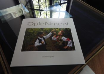 Topola: Izložba fotografija “opleNmeni” (FOTO VIDEO)