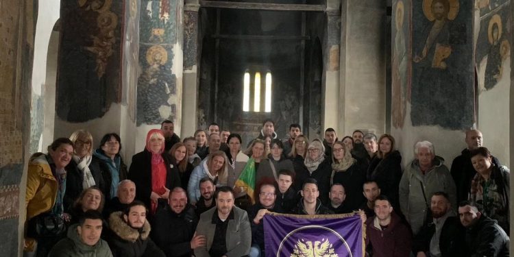Omladina Aranđelovca, uručili pakete pomoći Srbima na KiM