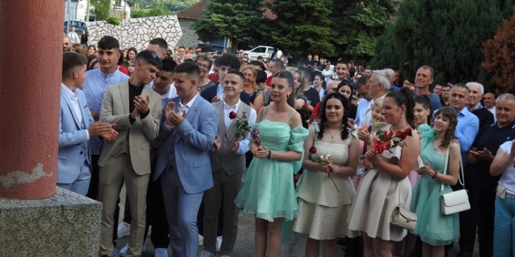 Topola: Holivudska noć malih maturanata u OŠ Živko Tomić