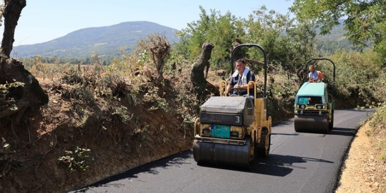 Radovi na asfaltiranju lokalnog puta u Mesnoj zajednici Stragari