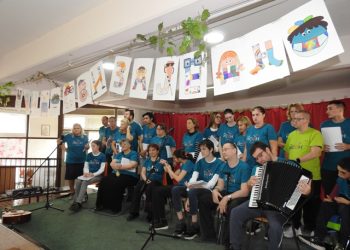 Inkluzija kroz muziku: Nastup hora “ISON” u okviru projekta “Učimo svi zajedno” u Topoli (FOTO & VIDEO)
