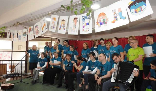 Inkluzija kroz muziku: Nastup hora “ISON” u okviru projekta “Učimo svi zajedno” u Topoli (FOTO & VIDEO)