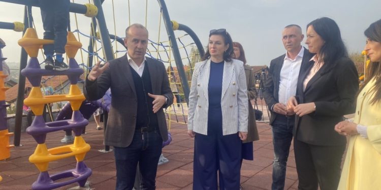 Topola: Ministarka Jelena Žarić Kovačević svečano otvorila novo dečije igralište (VIDEO)