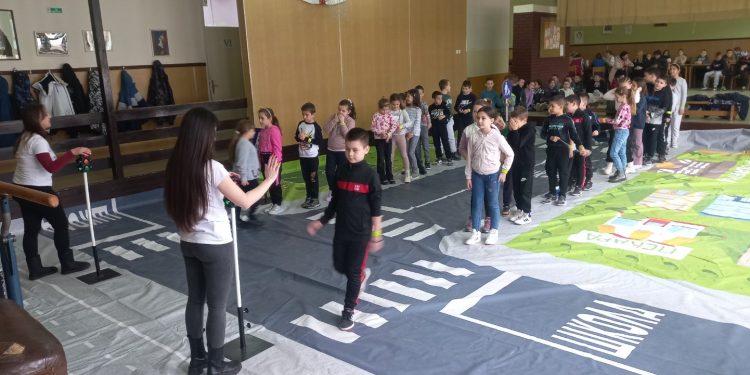 Bezbednost dece u saobraćaju: Edukacija osnovaca u opštini Topola